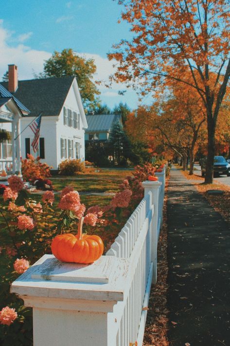 Fall In New England Aesthetic, New England Halloween Aesthetic, Nostalgic Fall Aesthetic, American Fall Aesthetic, Summer To Fall Aesthetic, Vermont Fall Aesthetic, Fall Town Aesthetic, Woodstock Vermont Fall, Bright Fall Aesthetic