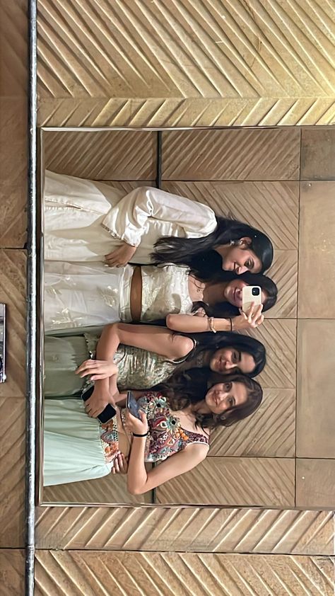 Friends Aesthetic Indian, Indian Best Friends Pics, Farewell Pics, Farewell Aesthetic, Shaadi Aesthetic, Shaadi Vibes, Group Picture Poses, Sisters Photoshoot Poses, Bff Poses