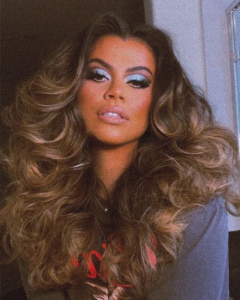 Drew Afualo on Instagram: “I’m sorry I can’t be ur man, I’m sorry she a fuckin FAN 🤫 LMFAOOOOOO @adamlesimmons on this hair & beat u already know #70svibestagram” Drew Afualo, Disco Hair And Makeup, 70s Disco Hair, 70s Disco Makeup, 70s Hair And Makeup, Disco Makeup, 70s Fashion Disco, Disco Hair, Disco Look