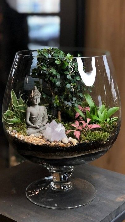 https://decomagz.com/15-best-diy-mini-terrarium-garden-projects-and-ideas/ Terrarios Suculentas Ideas, Glass Bowl Decor Ideas, Succulents Arrangements, Terrarium Succulent, Diy Succulent Terrarium, Terrarium Ideas, Buddha Garden, Beautiful Terrariums, Zen Garden Design