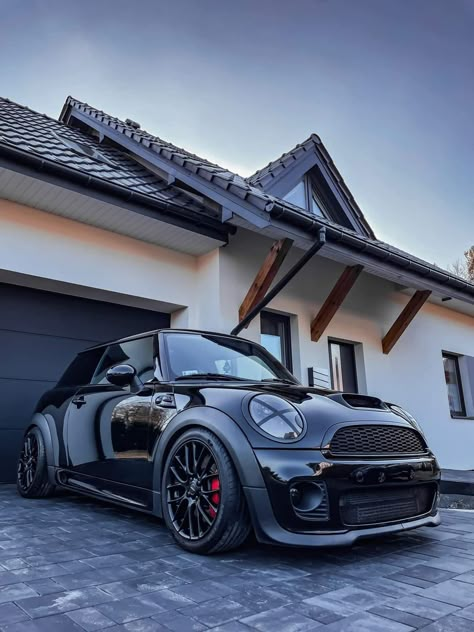 Cute Car Wallpaper, Modded Mini Cooper, Mini Cooper Countryman Aesthetic, Mini Cooper Modified, Iphone Car Wallpaper, Wallpaper Iphone Luxury, Wallpaper Iphone Car, Mini Cooper Aesthetic, 8 K Wallpaper