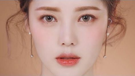 In this interactive tutorial, beauty content creator PONY Syndrome introduces glowy, coral-feeling makeups. Pony Syndrome, Coral Makeup, Pony Makeup, Korean Makeup Tips, Korean Beauty Tips, Korean Makeup Look, Kpop Makeup, Korean Makeup Tutorials, Makeup Video