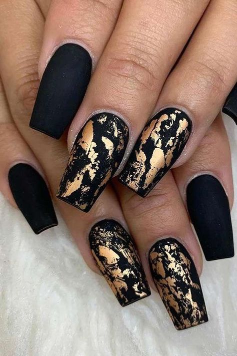 Golden Nails Designs, Salon Gold, Black Gold Nails, Hamsa Tattoo, Golden Nails, Marble Nail Designs, Gold Nail Designs, Matte Black Nails, Gold Nail Art