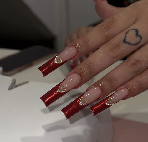 Long Acrylic Nails Jewels, Garnet Nails Acrylic, Red Nails With Gold Charms, Latina Acrylic Nails Red, Red And Gold Acrylics, Burgundy Quince Nails, Garnet Nails Designs, Red With Gold Nails, Red Nails Birthday