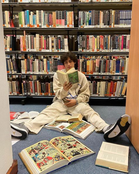 Library Photo Shoot Men, Book Boy Aesthetic, Guys That Read, Reading Comics Aesthetic, Bookworm Boyfriend, Boys Reading Books Aesthetic, Library Pose, Men Who Read, Novel Photography