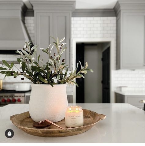 Candles In Kitchen Home Decor, Minimal Kitchen Island Decor, Simple Kitchen Island Decor, Spring Kitchen Island Decor, Kitchen Table Decor Centerpiece, Duplex Ideas, Kitchen Candle, Kitchen Island Centerpiece, Kitchen Staging