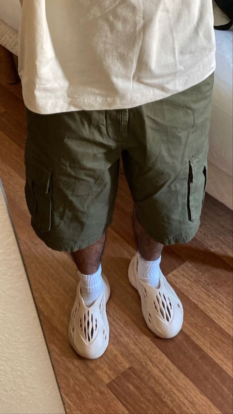 Shorts Outfits Men Streetwear, Baggy Shorts Outfit, Green Shorts Outfit, Cozy Summer Outfits, Cargo Shorts Outfit, Y2k Outfits Men, Mens Shorts Outfits, Trendy Boy Outfits, Outfit Streetwear