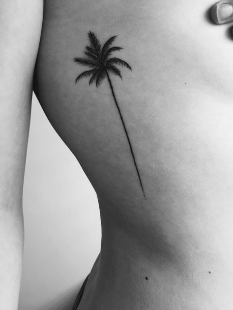 Palm Tree Spine Tattoo, Tattoo Regret, Tree Tattoo Side, Mehndi Tattoos, Tattoos On Side Ribs, No Regrets Tattoo, Palm Tattoos, Underboob Tattoo, Palm Tree Tattoo