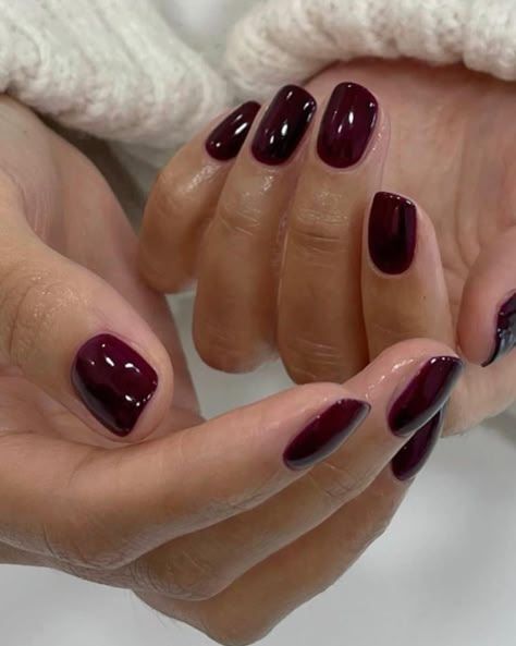 Discover the joy of autumn with Simple Fall Nails: The Best Low-Maintenance Autumn Designs! 🍁 These chic nail styles are perfect for capturing the essence of the season with minimal effort. Whether you want subtle elegance or bolder looks, these low-maintenance designs will keep your nails trendy and fresh. Get inspired for your next fall manicure! #SimpleFallNails #NailArt #AutumnNailDesigns #EasyNails Wine Nails, Nagel Tips, Casual Nails, Makijaż Smokey Eye, Nails 2022, Nail Colours, Neutral Nails, Autumn Nails, Classy Nails