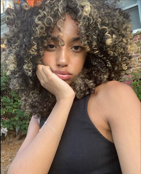 Dyed Hair For Curly Hair, Highlights On Short Curly Hair, Curly Highlights Black Hair, Curly Hair Highlights Black Hair, Pintura Highlights Curly, Curly Hair Dyed, Curly Hair Color Ideas, Black Hair With Blonde Highlights, Curly Color