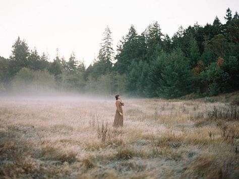 Misty Photoshoot, Misty Photography, Woman In Field, Misty Field, Woman In A Field, Solo Aesthetic, Ghost Film, Spooky Shoot, Bridal Shoots