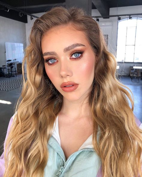 Soft Peach Makeup Look, Peach Lipstick Makeup, Wedding Makeup Peach Lips, Peach Colour Makeup Look, Sweet Peach Makeup Looks, Peach Fuzz Makeup, Profile Makeup, Claudia Neacsu, Peach Makeup Look