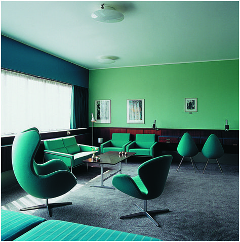 Arne Jacobsen Suite at the Radisson Blu Royal Hotel Copenhagen.      The suite still features the original Egg and Swan chairs with all decor from 1960 when the hotel opened.  This is a Jacobsen masterpiece.    http://www.designswelove.com/2012/03/15/room-606-arne-jacobsen-suite-radisson-blu-royal-hotel-copenhagen/ Drop Chair, Iconic Furniture Design, Swan Chair, Copenhagen Hotel, Radisson Blu, Mid Century Modern Interiors, Royal Hotel, Arne Jacobsen, Design Del Prodotto