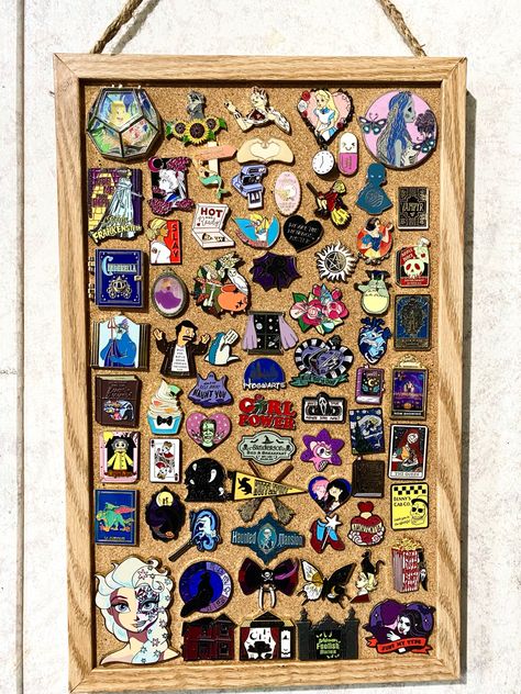 Enamel Pin Organization, Pin Collection Displays, Pin Board Ideas, Disney Pin Display, Pins Badge Display, Disney Trading Pins, Display Board, Cool Pins, Disney Pins