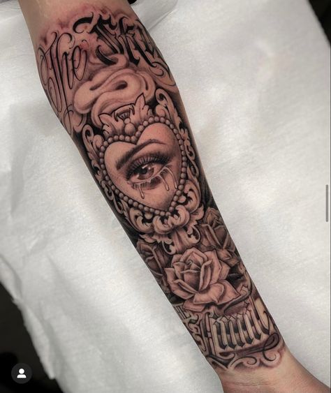 Big Upper Arm Tattoo, Mexican Arm Sleeve Tattoos, The World Is In Your Hands Tattoo, Realism Sleeve Tattoo Women, Chicana Tattoos For Women Sleeve, Quarter Sleeve Tattoos For Women Classy, Victorian Tattoo Sleeve, Full Tattoo Women, Dark Feminine Tattoos Sleeves