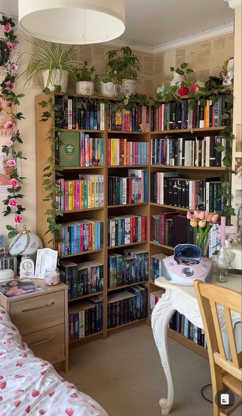 Room With Bookshelves Bedrooms, Apartment Aesthetic Bookshelf, Home Library Ideas Apartment, Small Library Room Aesthetic, Aesthetic Book Bedroom, Aesthetic Reading Room, Bookshelves In Small Bedroom, Home Library Organization Ideas, Room Ideas Aesthetic Book Shelf