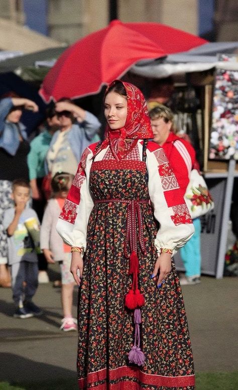 Russia Traditional Dress, Russian Traditional Clothing Women, Russia Traditional Clothes, Traditional Russian Clothing, Russian Traditional Dress, Slavic Core, Russian Clothes, Russia Culture, Russian Traditional Clothing