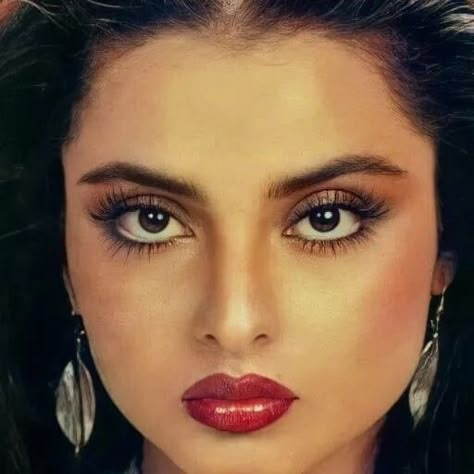 Classic Indian Makeup, Rani Mukerji Makeup, 2000s Bollywood Makeup, 90s Indian Makeup, Indian Woman Makeup, 90s Bollywood Makeup, Rekha 90s, Retro Bollywood Aesthetic, Bollywood Makeup Looks