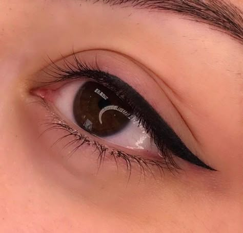 Eyeliner Tattoo Ideas, Eyeliner Microblading, Cosmetic Tattoo Eyebrows, Festival Eye Makeup, Tattoo Eyeliner, Winged Eyeliner Makeup, Permanent Makeup Eyeliner, Makeup Stencils, Shimmer Eye Makeup