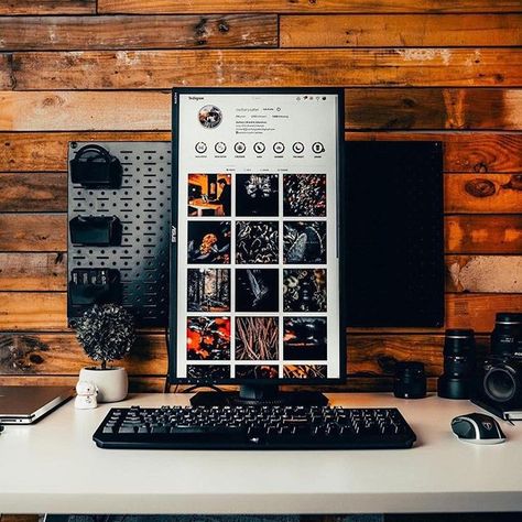 Instagram Vertical Monitor Setup, Vertical Monitor, Slim Desk, Bachelor Room, Monitor Setup, Trading Desk, Computer Desk Setup, Home Studio Setup, Desktop Setup