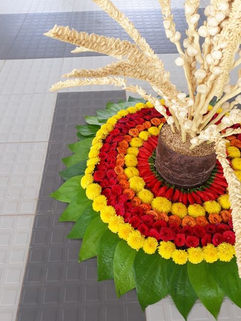 Kerala Poo Kolam Kolam For House Warming, Onam Celebration Stage Decoration, Poo Kolam Flowers, Poo Kolam Flowers Onam, Poo Kolam, Pongal Celebration, Pooja Decor, Onam Celebration, Engagement Decor