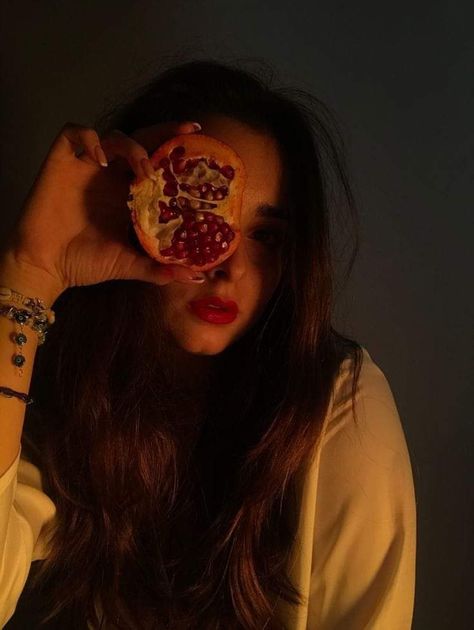 Yalda Night Aesthetic, Yalda Photography Idea, Pomegranate Photoshoot, Persephone Photoshoot, Yalda Night Ideas Decor, Yalda Decoration, Shab Yalda Decoration, Yalda Design, Pomegranate How To Eat