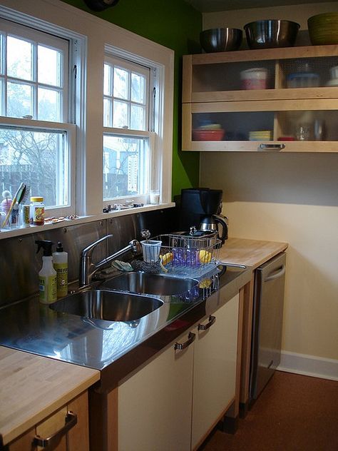 ikea varde with extra stainless panels for a backsplash Japanese Apartment Kitchen, Apple Green Wall, Unfitted Kitchens, Ikea Varde, Nice Kitchens, Free Standing Kitchen Cabinets, Ikea Style, Japanese Apartment, Kitchens Cabinets