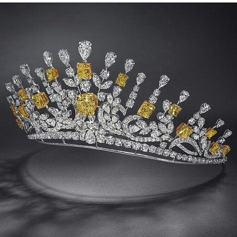 Graff yellow and white diamond tiara Couture Dior, Graff Diamonds, Tiara Headpieces, Tiaras Jewellery, Royal Crowns, Royal Tiaras, Beautiful Tiaras, Kay Jewelry, Diamond Tiara