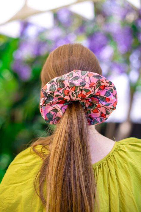 How To Make an Oversized Scrunchie Jumbo Scrunchies Diy, Giant Scrunchie, Diy Scrunchie, Oversized Scrunchie, Diy Hair Scrunchies, Scrunchies Diy, Studio Diy, Holiday Costumes, Your Hairstyle