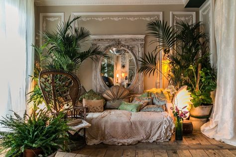 Seductive Interiors, Unique Bedrooms, Post Breakup, Boho Ideas, Lots Of Plants, Luxury Home Accessories, Dekorasi Kamar Tidur, Mirror On The Wall, Aesthetic Rooms