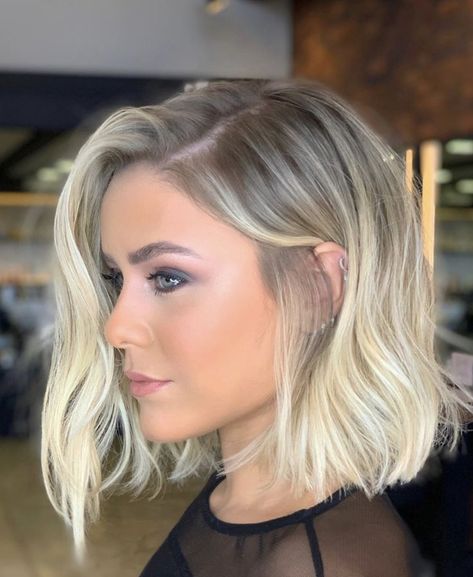 Short Blonde Hair Root Smudge, Root Melt Blonde Short, Icy Blonde Hair With Shadow Root Bob, Blonde Balayage Long Bob, Light Curtain Bangs, Root Stretch Hair Blonde, Blonde Hair With Root Smudge, Above Shoulder Hair, Blonde Inspiration