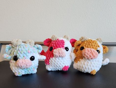 Small Pocket Cow Plushie Pal | Crochet Amigurumi Stuffed Farm Animal #crochetpattern #crochetpatternsamigurumi #crochetamigurumi #cuteamigurumi #crochetplushies Crochet Pocket Plushies, Small Crochet Plushies, Easy Crochet Patterns Free Beginners, Crochet Project Free, Crocheted Things, Free Crochet Doily Patterns, Crochet Plushies, Easy Crochet Animals, Crochet Patterns Free Beginner