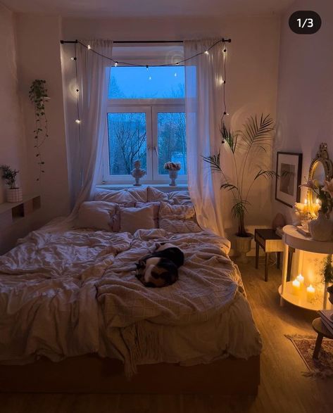 Big Bed Bedroom Ideas, Main Character Bedroom, Small Room Inspo Aesthetic Cozy, Peaceful Room Aesthetic, Peaceful Home Aesthetic, Window Bedroom Ideas, Calm Room Aesthetic, Small Bedroom Inspo Cozy, Warm Cozy Bedroom