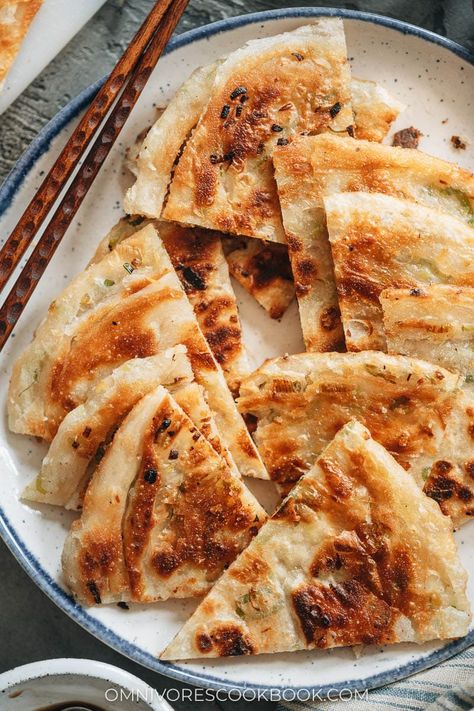 Super crispy and flaky on the outside and slightly chewy inside, my dim sum favorite, scallion pancakes, make a wonderful snack that you’ll love! {Vegan} Chinese Scallion Pancakes, Crepes Pancakes, Scallion Pancakes Chinese, Scallion Pancake Recipe, Chinese Pancake, Green Onion Pancake, Onion Pancake, Flat Breads, Scallion Pancakes