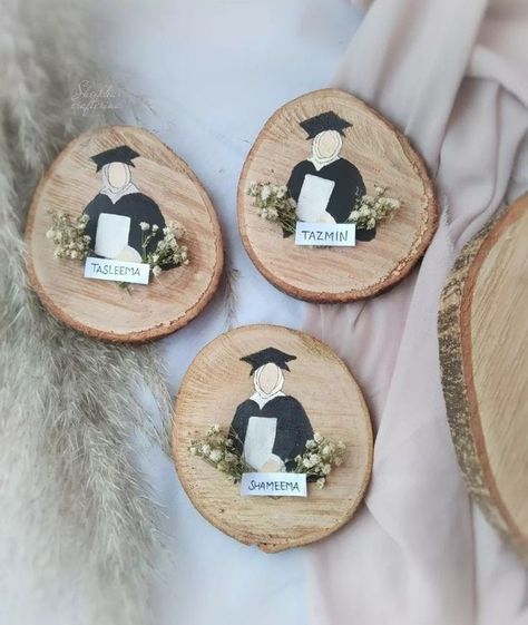 Graduation Distributions Ideas, Creative Graduation Gifts, Character Design Disney, Phone Case Diy Paint, Graduation Crafts, Graduation Party Planning, Craft Stalls, Wood Slice Art, Family Ornaments