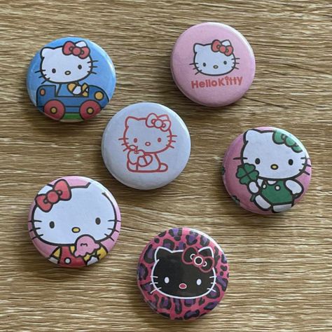 Hello Kitty Backpack Pins, Badges Aesthetic, Hello Kitty Things, Button Pins Aesthetic, Hello Kitty Diy, Hello Kitty Stuff, Diy Hello Kitty, Hello Kitty Keychain, Hello Kitty Crafts