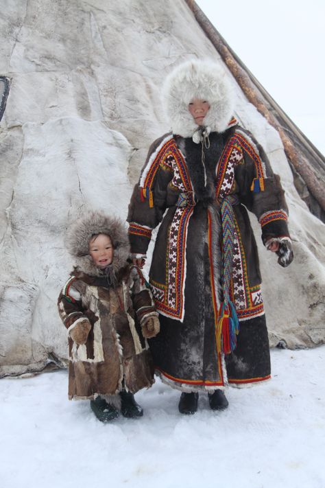 Mongolian Winter Clothing, Indigenous Winter Clothing, Traditional Inuit Clothing, Inuit Photography, Inuit Costume, Inuit Hairstyles, Siberian Clothing, Siberian Culture, Russian Winter Outfit