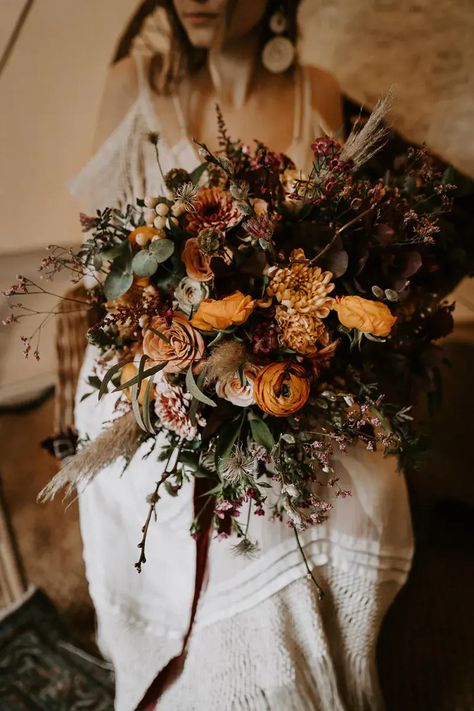 Fringe Wedding Dress, Orange Wedding Bouquet, Bohemian Wedding Bouquet, Dusty Orange, How To Dress For A Wedding, Orange Wedding Flowers, Burnt Orange Weddings, Fall Wedding Bouquets, Fall Wedding Flowers