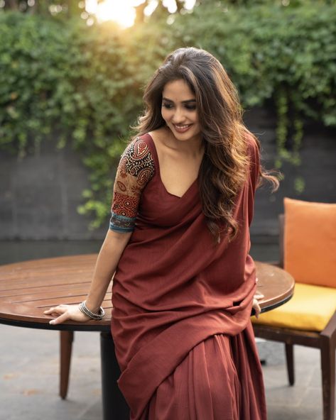 Saree Wearing Style, Teju Ashwini, Simple Saree Blouse Designs, Cotton Saree Blouse Designs, Saree Wearing Styles, Sarees For Girls, Saree Wearing, Simple Saree Designs, New Saree Blouse Designs