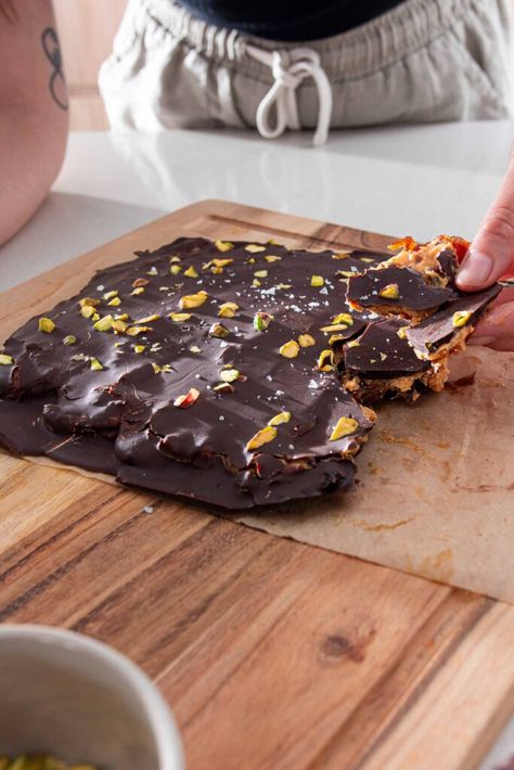 Peanut Butter Chocolate Bark, Dates Peanut Butter, Date Recipes Desserts, Easy Healthy Snacks, Peanut Butter And Chocolate, Desserts Vegan, Bark Recipe, Easy Snack Recipes, Trending Recipes