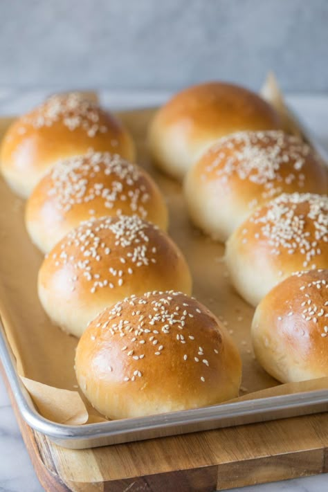 These fluffy, golden Sourdough Hamburger Buns will bring your burger night to the next level! Start the dough in the morning, and buns are ready by dinner. Keto Spreads, Butterhorn Rolls Recipe, Sourdough Hamburger Buns, Sourdough Basics, Sourdough Ideas, Friendship Bread Starter, Sourdough Breads, Hamburger Bun Recipe, Sourdough Rolls