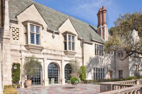 Greystone Mansion is a classic icon in Beverly Hills . Built by the Doheny family in the late 1920’s. Mansion Los Angeles, Brick Tudor, Dark Mansion, Mansion Interior Design, Greystone Mansion, Tudor Home, Stone Mansion, Mansion Exterior, Mansion Floor Plan