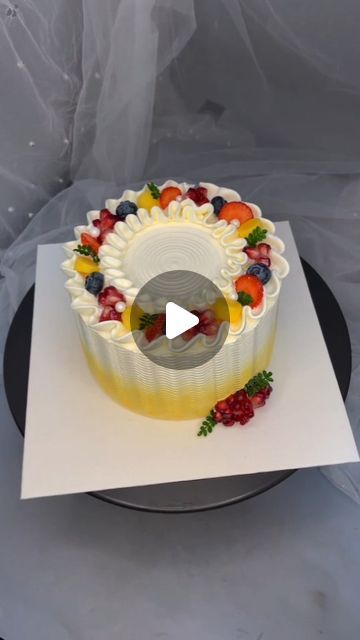 Cakes With Strawberry Decorations, Mix Fruit Cake Decoration, Fruit Cake Designs Birthday, Fruits Cake Design, Fruit Cake Ideas, Fruit Cake Decoration, Pies Dessert, Fruit Cake Design, Deco Cake