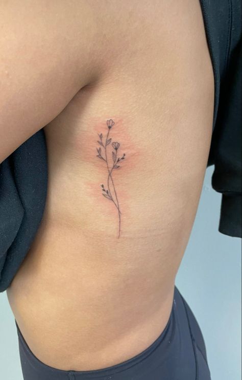 Pretty First Tattoos, Where To Put A Flower Tattoo, Side Of Ribcage Tattoo, Rib Flowers Tattoo, Good Places To Get Flower Tattoos, Simple Flower Rib Tattoo, Flower Placement Tattoo, Simple Rib Tattoo, Flower Tattoos Ribs