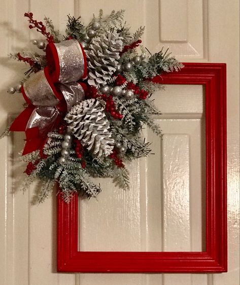 Christmas Frame Decorations, Picture Frame Door Hanger, Small Christmas Wreaths Diy, Christmas Picture Frame Ideas, Frame Wreath Christmas, Repurpose Picture Frames Diy, Picture Frame Christmas Decor, Picture Frame Wreaths, Frame Christmas Wreath