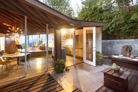 John Lautner’s Bergren House in the Hollywood Hills for sale for $1.99M - Curbed LA Indoor Water Features, John Lautner, Concrete Fence, Modernist Architects, Outside Patio, Wood Patio, Hollywood Hills, Los Angeles Homes, Concrete Patio