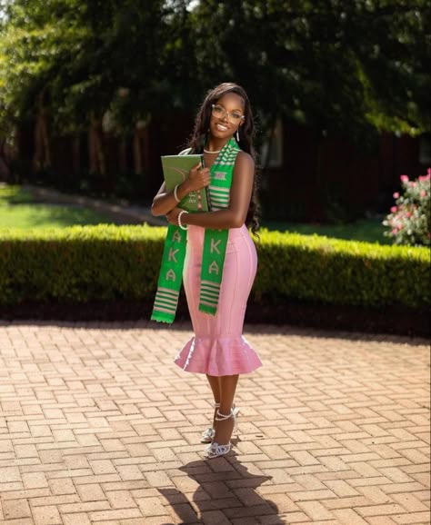 Aka Grad Chapter, Aka Graduation Photoshoot, First Day Out Aka, Alpha Kappa Alpha Graduation Pictures, Empress Photoshoot, Aka Sorority Pictures, Alpha Kappa Alpha Photoshoot, Aka Graduation Pictures, Aka Photoshoot Ideas