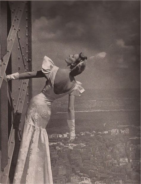 Harpers Bazaar 1939 -- model on the Eiffel Tower wearing Mainbocher. Cowgirl Fits, Taurus Rising, Guy Bourdin, Glamour Vintage, Look Retro, Vintage Fashion Photography, 1930s Fashion, Poses References, Photo Vintage