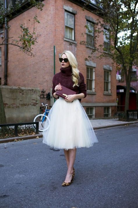 25 Stylish Ways to Sport Midi Skirts This Season | StyleCaster November Wedding Guest Outfits, Tulle Skirt Outfit, Tulle Skirts Outfit, Wedding Guest Outfit Winter, Winter Wedding Outfits, White Tulle Skirt, Gonna In Tulle, Skirt Tutu, Skirt Tulle