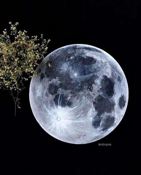 Moon Painting Realistic, Moon Painting Circle Canvas, Round Canvas Moon Painting, Moon Painting On Wall, Moon Art Drawing Pencil, Acrylic Painting Round Canvas, Moon Painting Ideas On Canvas, Abstract Moon Painting, How To Paint The Moon